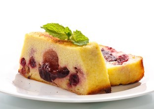 Cottage cheese pie with berries